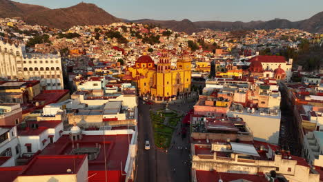 Drone-shot-approaching-the-Basilica-of-Guanajuato,-dramatic-evening-in-Mexico