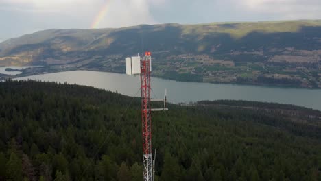 Transmisor-De-Torre-Celular-De-Comunicaciones-Por-Radio-En-Una-Montaña-Remota-Con-Vistas-Al-Lago-Wood