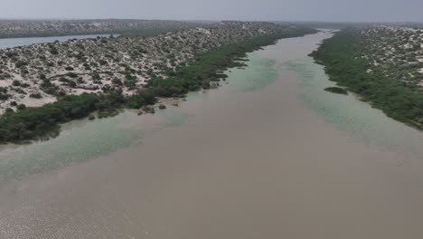 Panorama-Luftaufnahme-Des-Botar-Sees-In-Der-Weißen-Wüste-Von-Sindh,-Pakistan