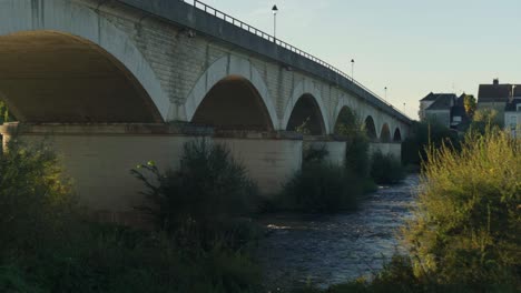Unter-Einer-Großen-Bogenbrücke-Fließt-Flusswasser-Nach-Unten