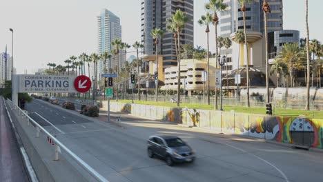 4k-Standbild:-Blick-Am-Parkplatzschild-Des-San-Diego-Convention-Center-Vorbei,-Zugwagen-Fährt-Durch-Das-Gaslamp-Quarter,-September-2023