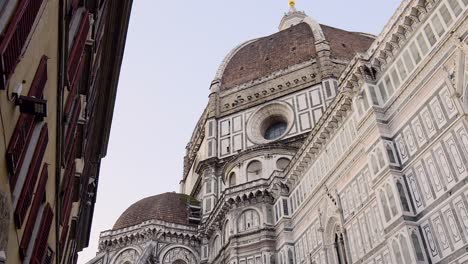 Kuppel-Der-Kathedrale-Von-Florenz-Von-Der-Straße-Aus-Gesehen,-Toskana,-Italien