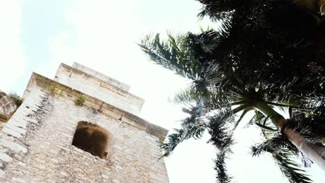 Markante-Aufnahme-Einer-Palme-Und-Einer-Kirche-Vor-Dem-Strahlenden-Himmel,-Geschmückt-Mit-Sonneneruptionen,-Die-Eine-Ruhige-Und-Göttliche-Atmosphäre-In-Mérida-Darstellt