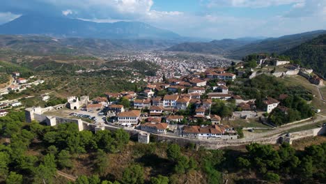 Belleza-Escénica-De-La-Antigua-Ciudad-De-Berat:-Barrio-Del-Castillo-En-Una-Colina-Con-El-Majestuoso-Monte-Tomor-Al-Fondo,-Uno-De-Los-Principales-Destinos-Turísticos-De-Albania