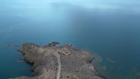 Atemberaubende-Landschaft:-Eine-Bergperspektive-Auf-Das-Ruhige-Mittelmeer-Unter-Bewölktem-Himmel