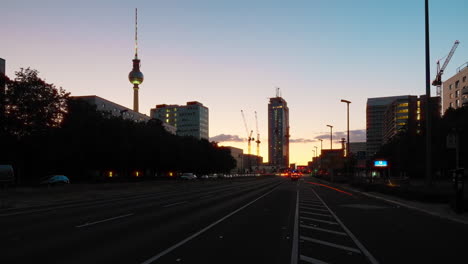 Berliner-Stadtverkehr-Im-Zeitraffer-Bei-Sonnenuntergang-Mit-Blick-Auf-Den-Berühmten-Berliner-Fernsehturm