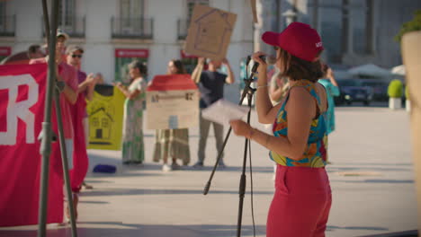 Protest-Gegen-Die-Wohnungskrise-In-Leiria,-Portugal,-30.-September-2023-Redner,-Blick-Auf-Die-Menge-In-Zeitlupe