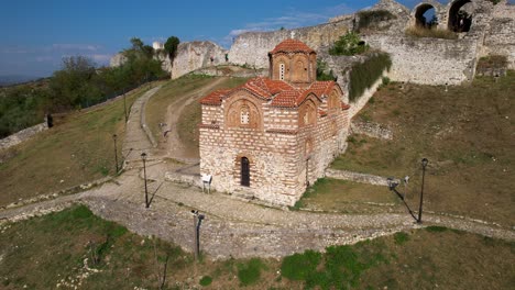 Ancient-Orthodox-Church-in-Berat-UNESCO-City-Heritage-with-Red-Tiles-and-Stone-Walls-on-the-Slope-of-the-Castle-Neighborhood