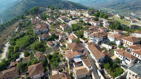 Berat's-Extraordinary-Castle:-Overlooking-River-and-Valley,-Adorned-with-Beautiful-Hilltop-Houses,-a-UNESCO-Heritage-Site-in-Albania