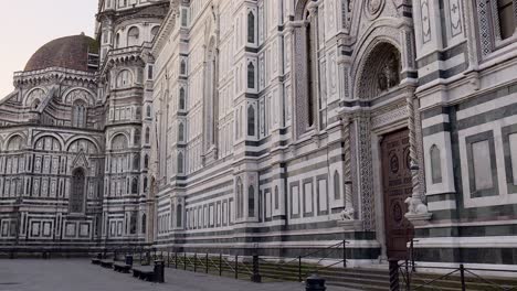 Florence-Cathedral's-dome-and-aisle-seen-from-the-street-,-Tuscany,-Italy