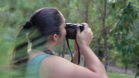 Frau-Abenteuerwandererin-Im-Wald,-Besichtigung-Der-Natur-Im-Urlaub