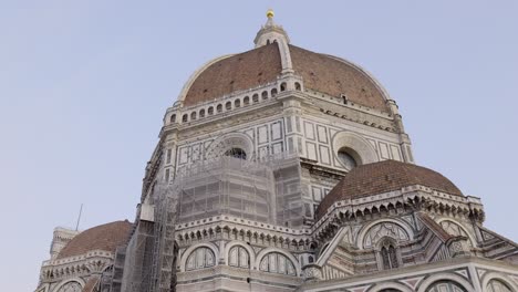 Kuppel-Der-Kathedrale-Von-Florenz-Von-Der-Straße-Aus-Gesehen,-Toskana,-Italien