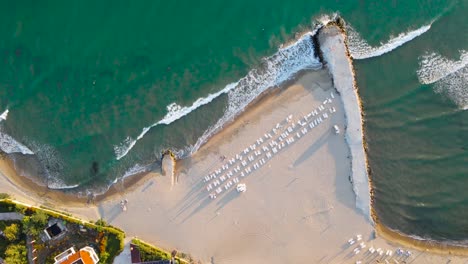 Drohnenansicht-Von-Oben-Nach-Unten-Auf-Meereswellen-Und-Sandstrand-Mit-Sonnenliegen-Am-Robinson-Beach-An-Der-Bulgarischen-Schwarzmeerküste