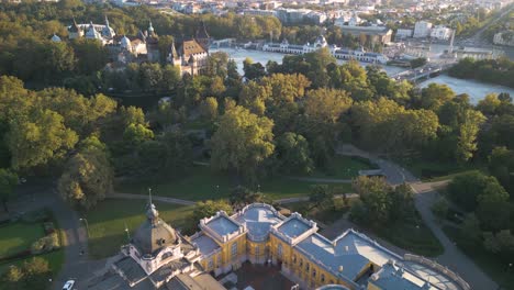Aerial-Pullback-Reveals-Szechenyi-Thermal-Baths,-Budapest,-Hungary