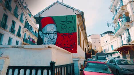 Barrio-Popular-De-Bab-El-Oued-Con-El-Graffiti-De-Hadj-El-Anka,-Un-Monumento-A-La-Música-Chaabi-Argelina.
