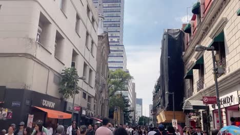 Timelapse-on-Madero-street-with-backdrop-latinoamericana-tower,-walk-at-Mexico-City