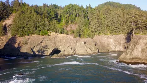 Oregon-Coast-Highway-101-Viewpoint-of-"Natural-Bridge"-rock-formations