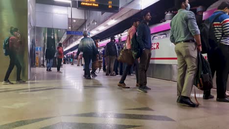 Blick-Auf-Die-U-Bahn-Station-Mit-Ankommender-U-Bahn-Und-Gehenden-Passagieren-Aus-Verschiedenen-Blickwinkeln.-Das-Video-Wurde-Am-4.-Januar-2023-In-Janakpuri,-West-Delhi,-Indien,-Aufgenommen