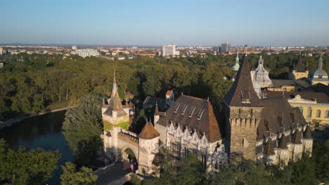 Filmische-Drohnenaufnahme-über-Der-Burg-Vajdahunyad-Im-Budapester-Stadtpark