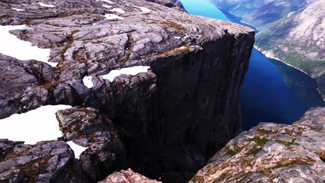 Montañas-Noruegas,-Paisaje-Y-Kjæragbolten