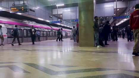 Vista-De-La-Estación-De-Metro-Con-La-Llegada-Del-Metro-Y-El-Pasajero-Caminando-Desde-Diferentes-ángulos.-El-Vídeo-Se-Toma-En-Janakpuri,-Oeste-De-Delhi,-India,-El-4-De-Enero-De-2023.