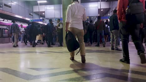 Blick-Auf-Die-U-Bahn-Station-Mit-Ankommender-U-Bahn-Und-Gehenden-Passagieren-Aus-Verschiedenen-Blickwinkeln.-Das-Video-Wurde-Am-4.-Januar-2023-In-Janakpuri,-West-Delhi,-Indien,-Aufgenommen
