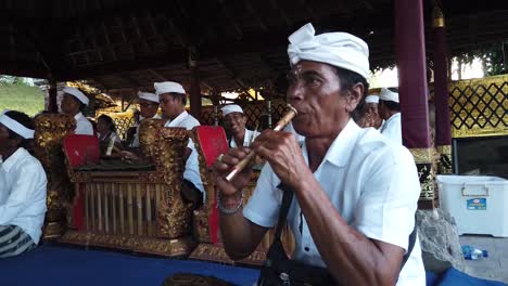 Músicos-Balineses-Tocan-La-Orquesta-Gamelan-Gong-Kebyar-En-Una-Ceremonia-Tradicional-Hindú-En-Bali,-Indonesia