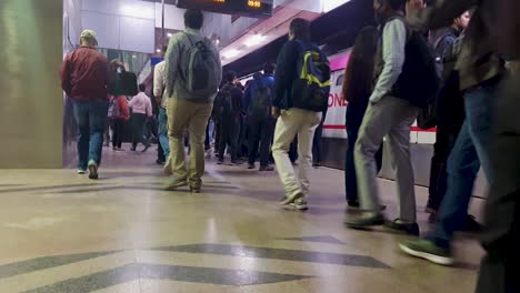 Vista-De-La-Estación-De-Metro-Con-La-Llegada-Del-Metro-Y-El-Pasajero-Caminando-Desde-Diferentes-ángulos.-El-Vídeo-Se-Toma-En-Janakpuri,-Oeste-De-Delhi,-India,-El-4-De-Enero-De-2023.