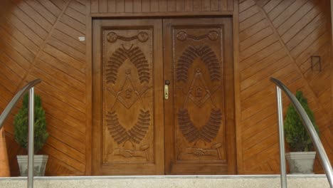 Holztüren-Eingang-Zu-Einer-Freimaurerloge
