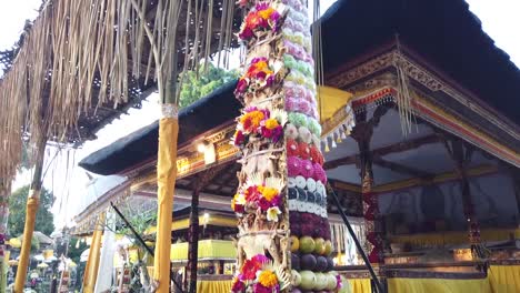 Decoración-Colorida-Del-Templo-De-La-Pirámide-De-Frutas-En-Una-Ceremonia-Del-Templo-Hindú-Balinés-Bali-Indonesia