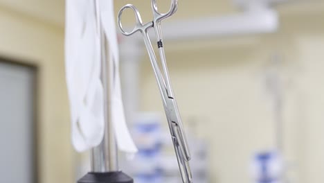 Scissors-hanging-in-the-intensive-care-unit