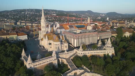 Atemberaubende-Luftaufnahme-Der-Fischerbastei-Und-Der-Matthiaskirche-In-Budapest