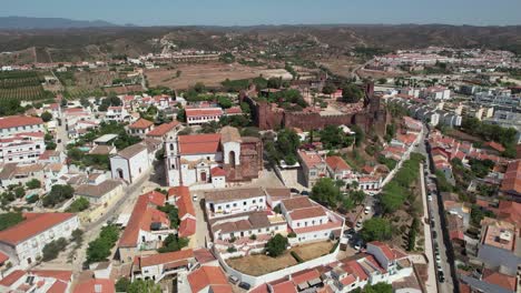 Blick-Auf-Die-Gebäude-Der-Stadt-Silves-Mit-Dem-Berühmten-Schloss-Und-Der-Kathedrale,-Region-Algarve,-Portugal