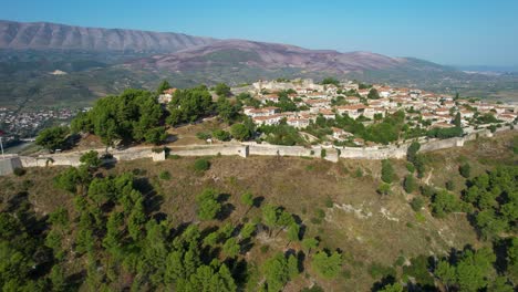 Burg-Berat:-Auf-Einem-Hügel,-Umgeben-Von-Weißen-Häusern-Und-Einer-Gepflasterten-Promenade-–-Ein-UNESCO-Weltkulturerbe-In-Albanien