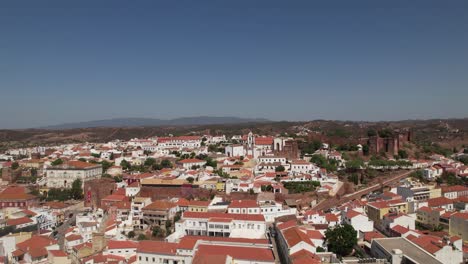 Blick-Auf-Die-Gebäude-Der-Stadt-Silves-Mit-Dem-Berühmten-Schloss-Und-Der-Kathedrale,-Region-Algarve,-Portugal