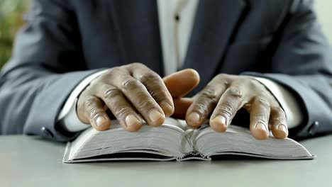 Hombre-Negro-Orando-A-Dios-Con-La-Biblia-En-Las-Manos-Hombre-Caribeño-Orando-Con-Fondo-Con-Gente-Video-De-Archivo-Metraje-De-Archivo