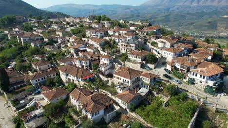 Casas-En-La-Cima-De-Una-Colina-Con-Paredes-Blancas-Y-Mil-Ventanas-Rodeadas-Por-Muros-De-Piedra-Del-Castillo-De-Berat-En-Albania,-Patrimonio-De-La-Unesco