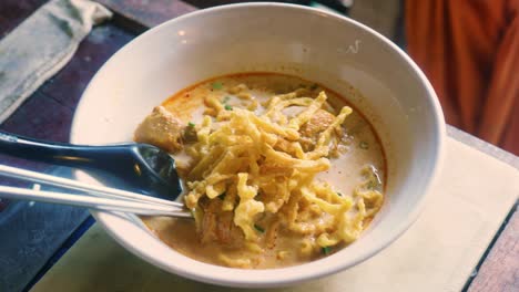 4K-Filmaufnahmen-Vom-Kochen-Eines-Traditionellen-Thailändischen-Gerichts-Namens-Khao-Soi-In-Einem-Restaurant-In-Thailand