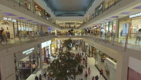 Fesselnder-Zeitraffer-Der-Dubai-Mall-In-Atemberaubender-4K-Qualität,-Der-Das-Herz-Der-Pulsierenden-Einkaufs--Und-Unterhaltungsszene-Der-Stadt-Zeigt