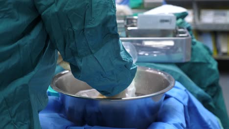 Analyse-Einer-Herztransplantation,-Bei-Der-Der-Chirurg-Das-Herz-Aus-Der-Kühlbox-Nimmt-Und-Es-Zur-Vorbereitung-Auf-Die-Operation-Mit-Eis-Bedeckt