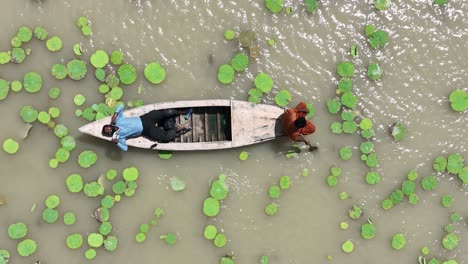 Top-down-drone-shot-of-the-boat-in-lake-botar-sanghar