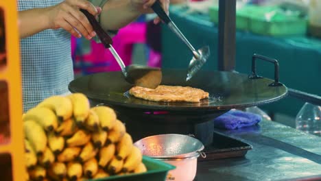 Filmische-4K-Kochaufnahmen-Eines-Thailändischen-Kochs,-Der-Auf-Einem-Straßenmarkt-In-Thailand-Ein-Traditionelles-Thailändisches-Dessert-Namens-Roti-Zubereitet