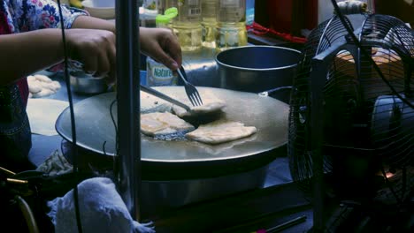 4K-Cinematic-cooking-footage-of-a-Thai-chef-preparing-a-traditionnal-Thai-dessert-called-Roti-in-a-street-market-in-Thailand