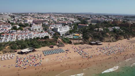 Imágenes-Aéreas-De-La-Hermosa-Playa-De-Albufeira-En-Portugal.