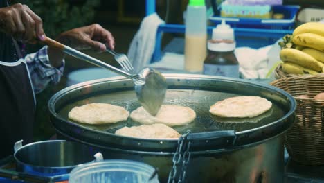 Filmische-4K-Kochaufnahmen-Eines-Thailändischen-Kochs,-Der-Auf-Einem-Straßenmarkt-In-Thailand-Ein-Traditionelles-Thailändisches-Dessert-Namens-Roti-Zubereitet