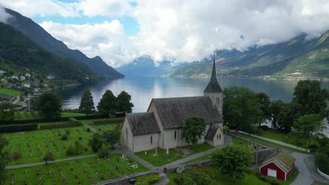 Iglesia-De-Ullensvang-Y-Lápidas-En-Hardangerfjord,-Vestland,-Noruega---Circuitos-Aéreos