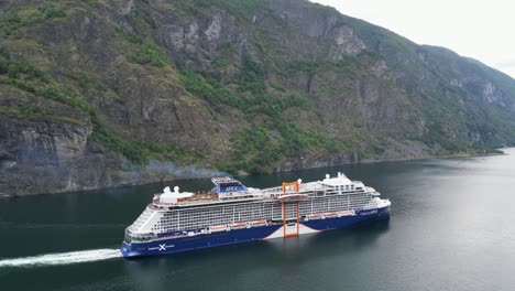 Cruise-Ship-Sails-through-Sognjefjord-in-Flam,-Norway---Pan-Right