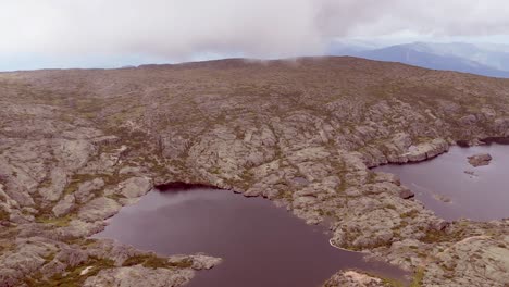 Eine-Aufnahme-Einer-Weiten-Landschaftsperspektive,-Die-Die-Entstehung-Eines-Sees-In-Der-Serra-De-Estrella-In-Portugal-Zeigt
