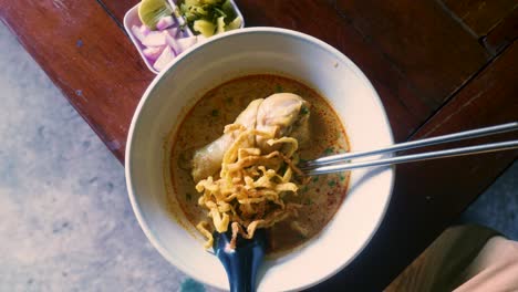4K-Filmaufnahmen-Vom-Kochen-Eines-Traditionellen-Thailändischen-Gerichts-Namens-Khao-Soi-In-Einem-Restaurant-In-Thailand