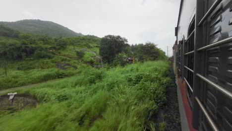 Zugfahrt-Von-Mumbai-Nach-Malvan,-Blick-Aus-Dem-Zugfenster